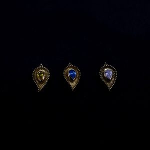 Stud en forme de poire orientale en or 18 carats avec un diamant taille poire jaune, bleu ou blanc